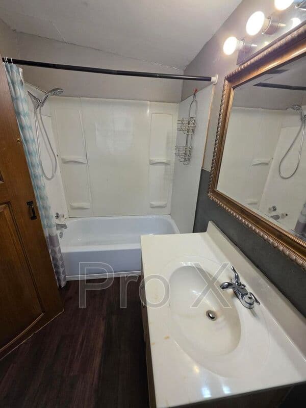 Lamar House: 1209 Poplar