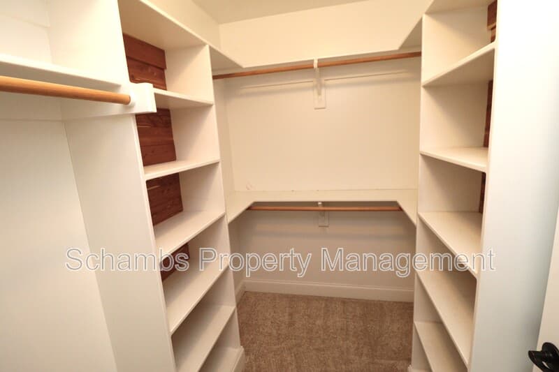 Apex House: 903 Shoofly Path