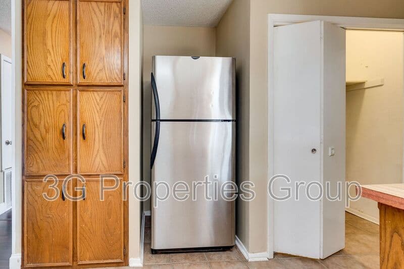 Lewisville House: 613 Hunters Glen St