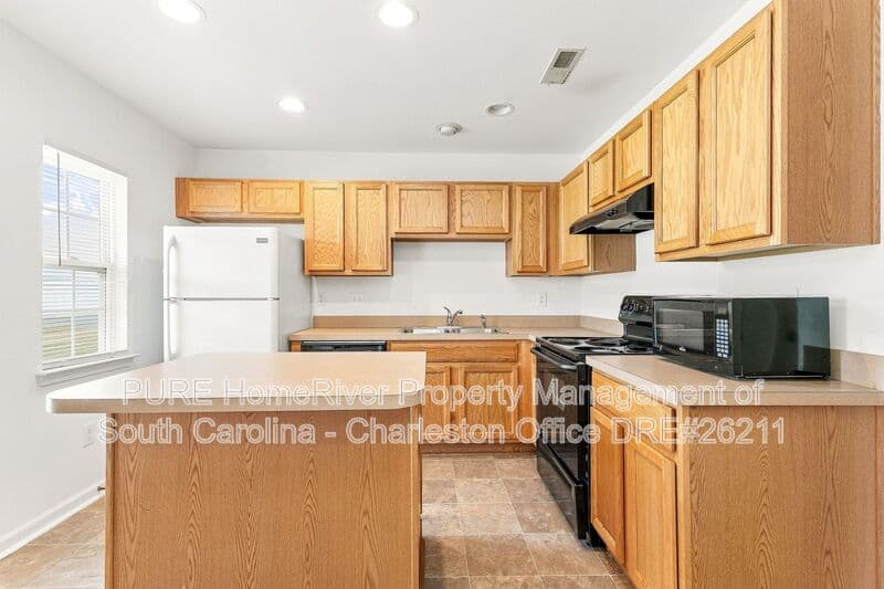 Goose Creek House: 240 Jackson St