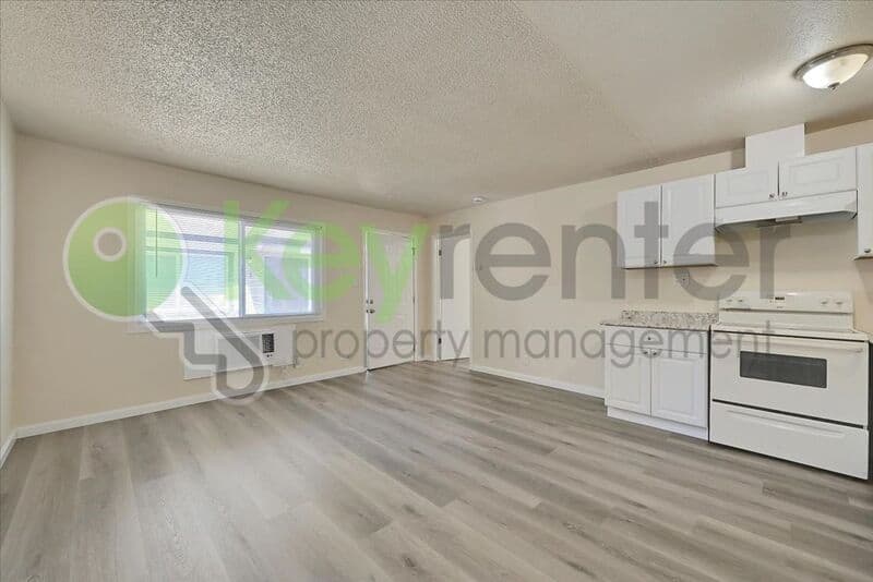 Sacramento House: 1071 Santiago Ave