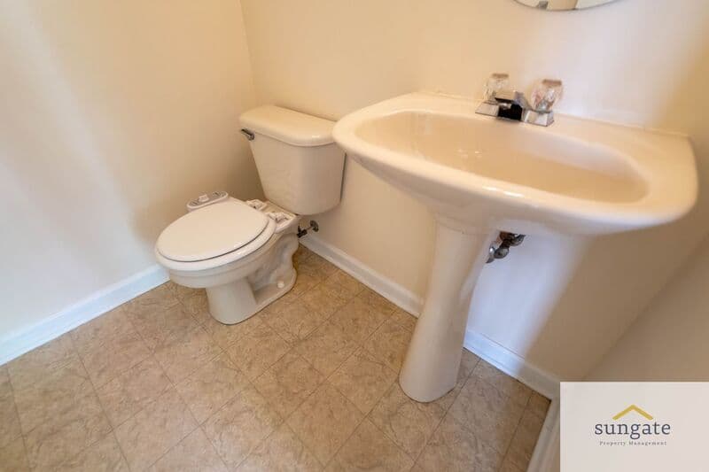 Rosedale Townhome: 11 Hallsdale Ct