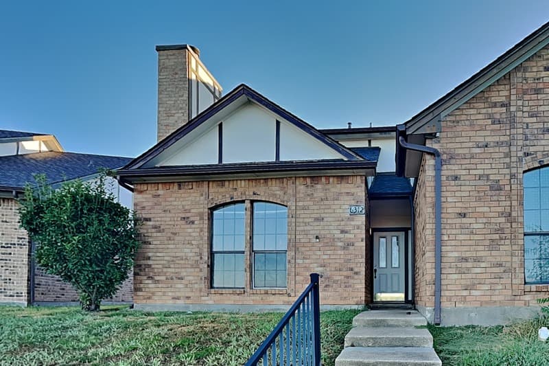 Rowlett House: 6312 Alissa Dr