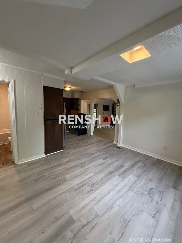 Lexington House: 450 Bedwell St