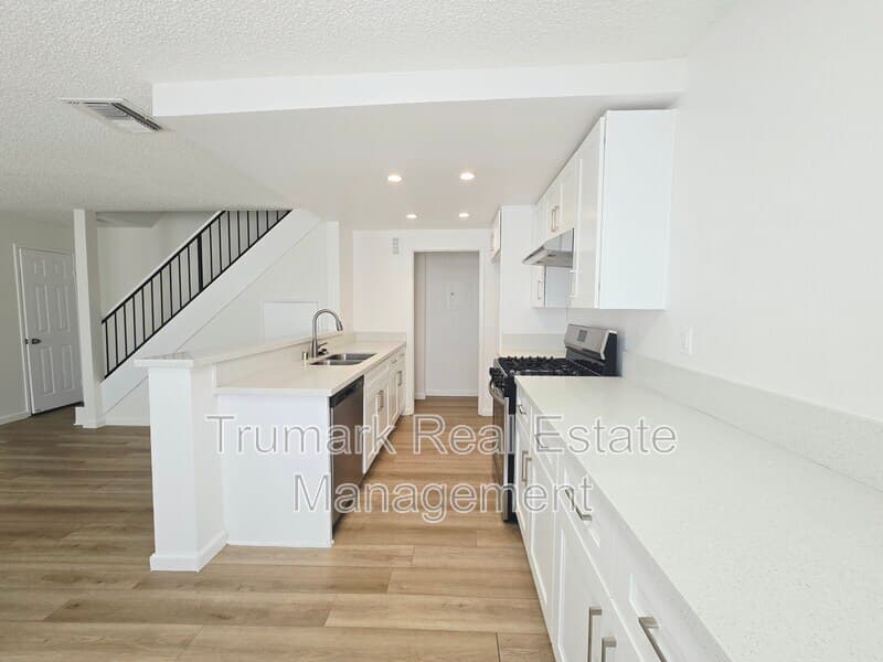 Glendale Townhome: 1122 E Elk Ave