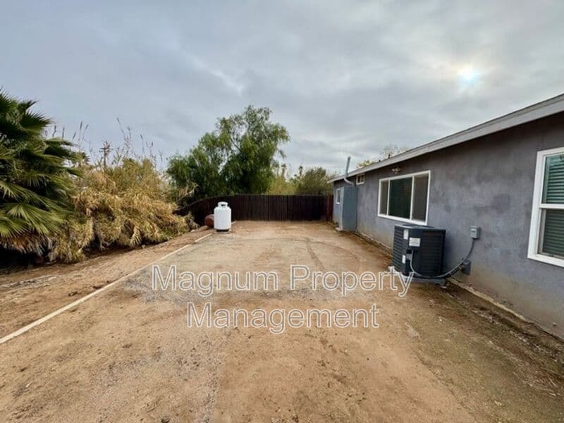 Perris House: 27300 Peach St