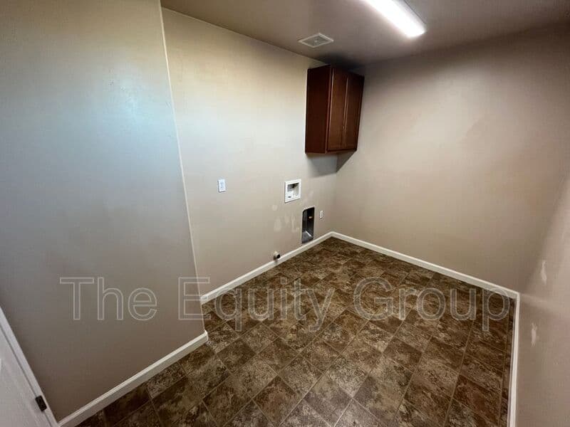 Porterville House: 1884 W Roby Ave
