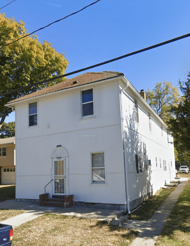 Leavenworth Apartment: 1619 5th Ave