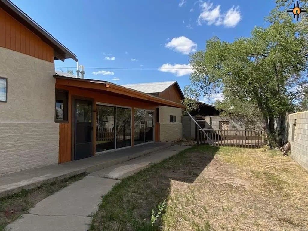 Gallup House: 1501b Gold Ave