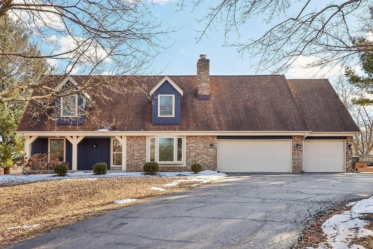 MUKWONAGO House: W327 S8060 S OAK TREE DR