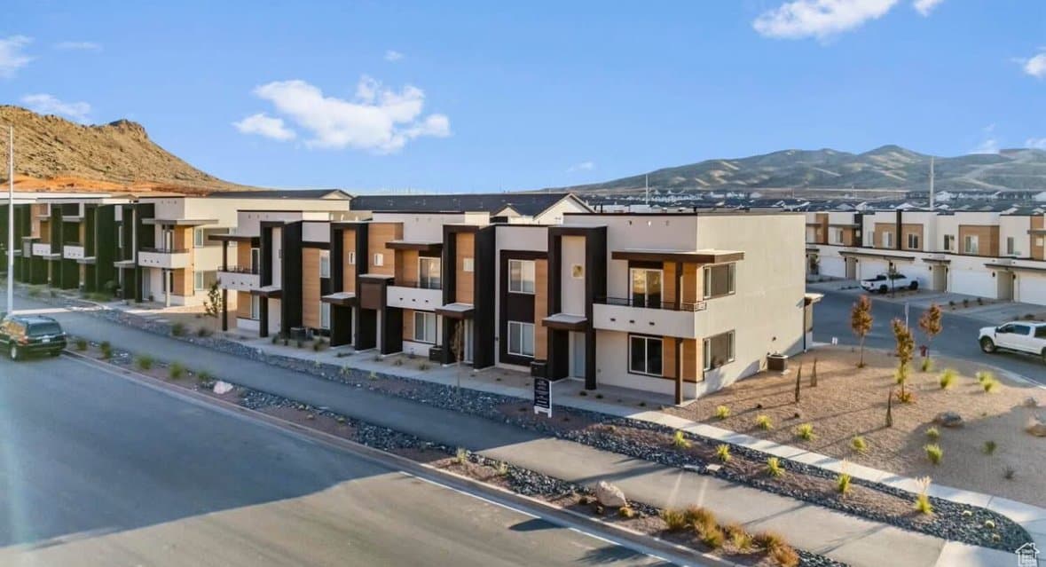 Washington Townhome: 3268 E Elkhorn Ln