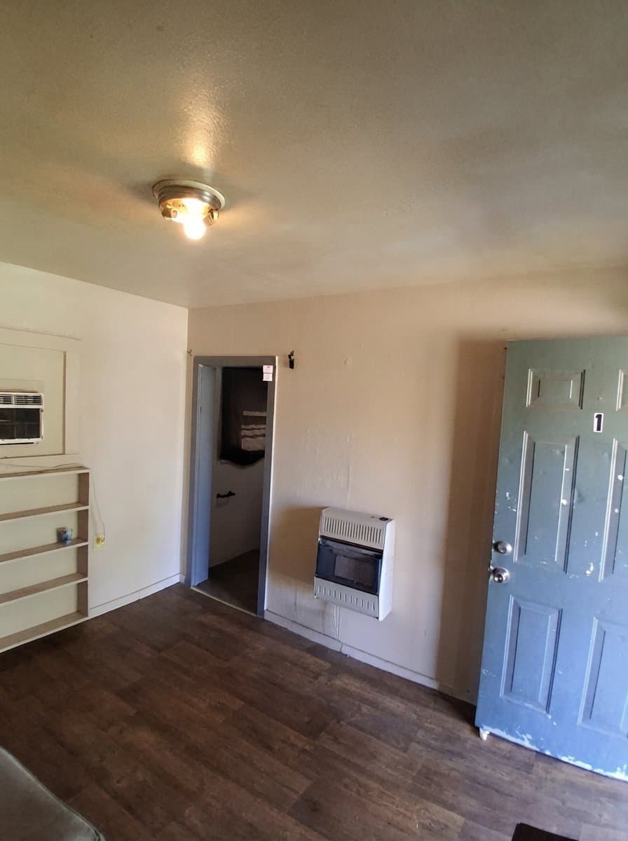 Waldron Apartment: 570 N Main St