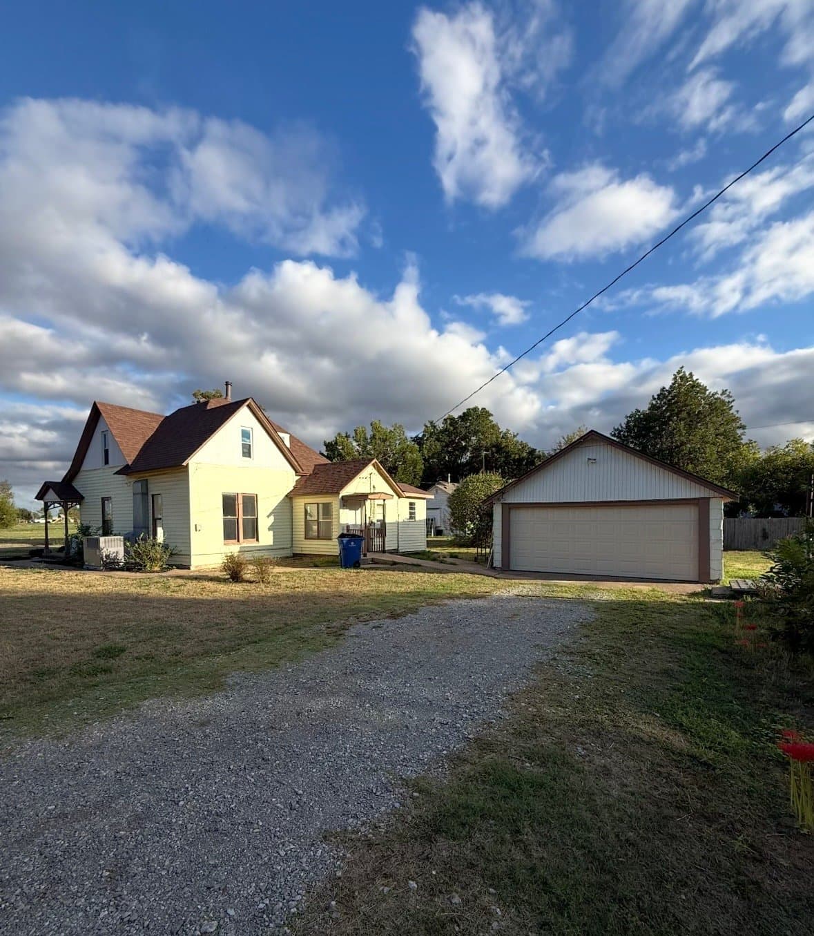 Hennessey House: 700 S Cimarron St