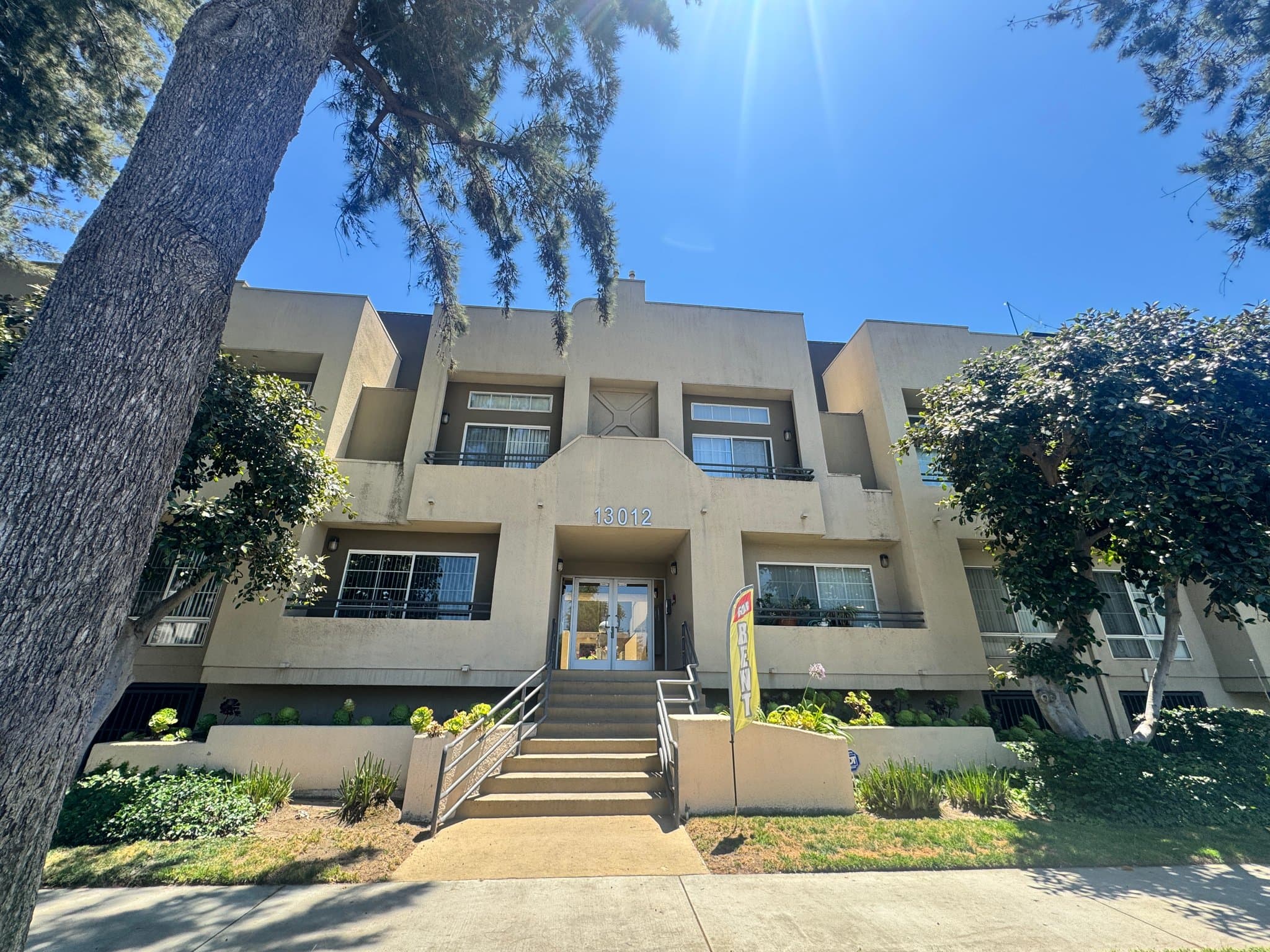 Sherman Oaks Townhome: 13022 Riverside Dr