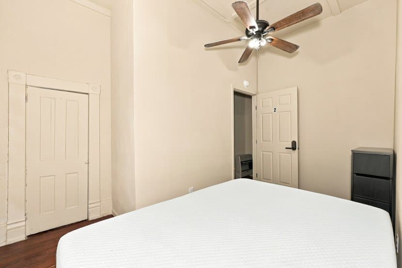 Denison Single Room: 617 W Gandy St