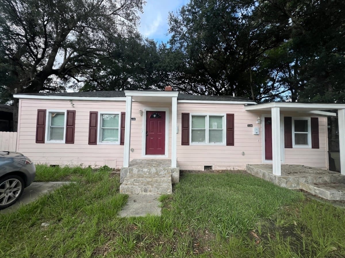 Savannah House: 1106 E 55th St