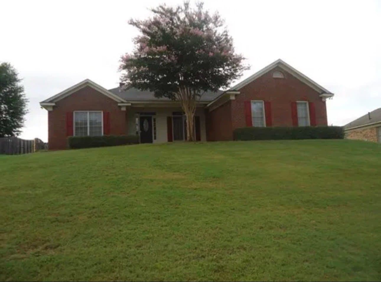 Columbus House: 5690 Ironstone Dr