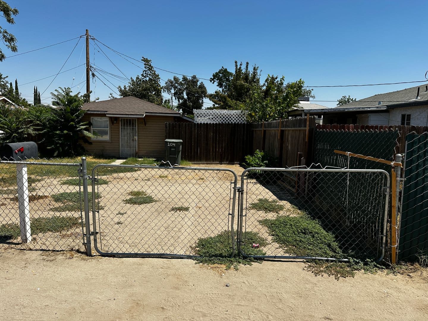 Bakersfield House: 104 Hickerson Dr