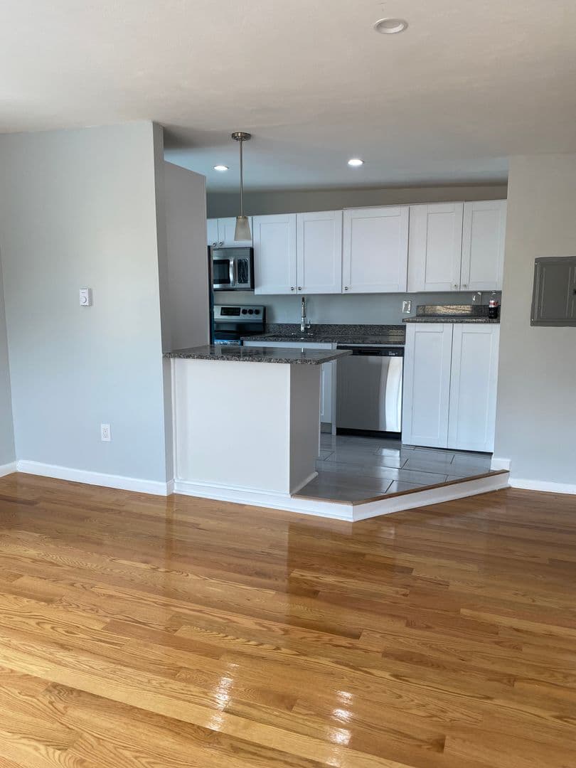 Roslindale Apartment: 24 Colgate Road