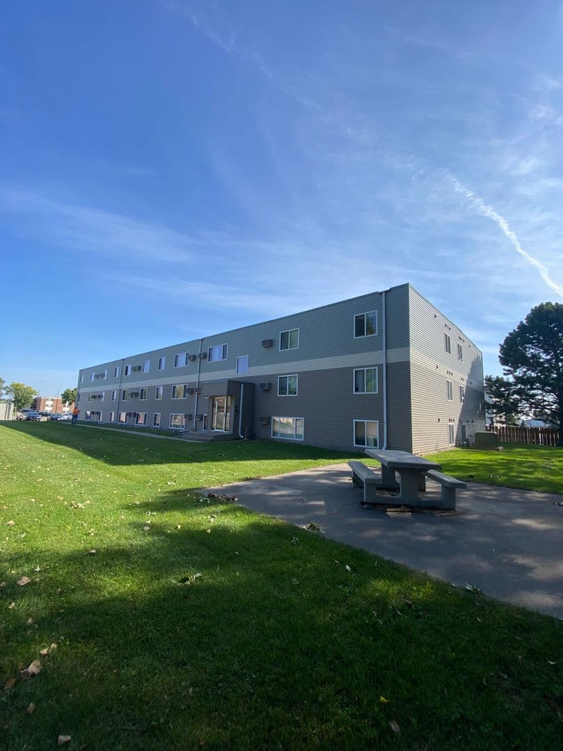 Moorhead Apartment: 1929 18th Ave S