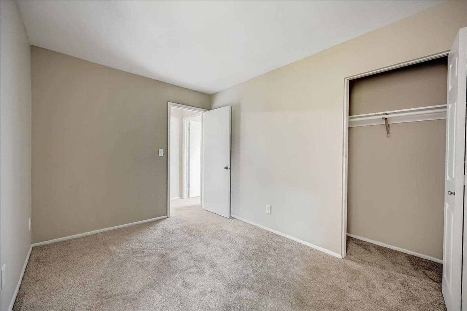 Milwaukee Apartment: 4602 S 20th Street #1