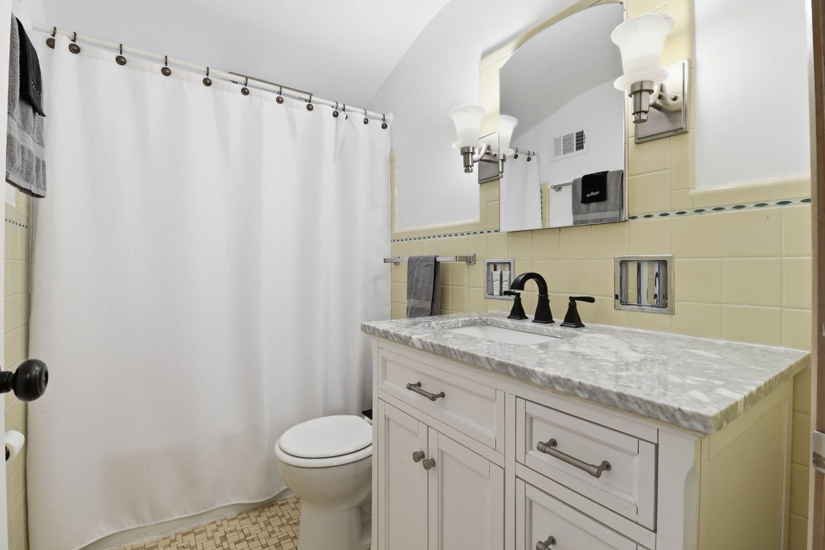Milwaukee Apartment: S 39th St