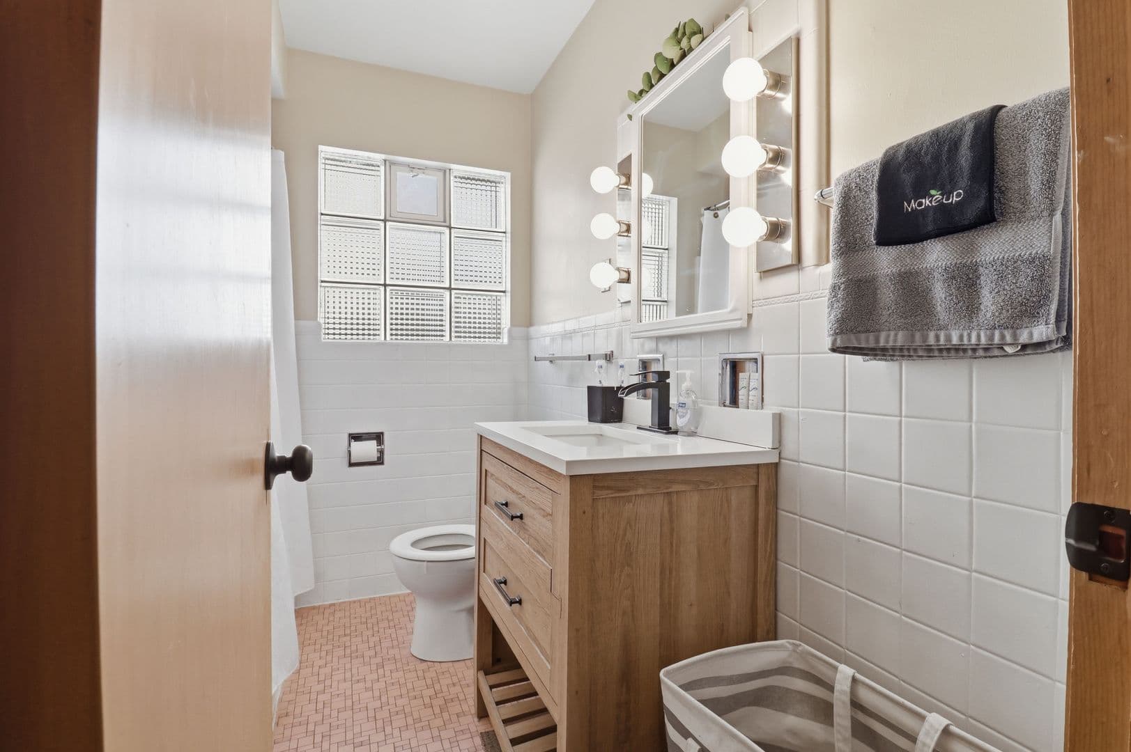 Milwaukee Apartment: S 39th St