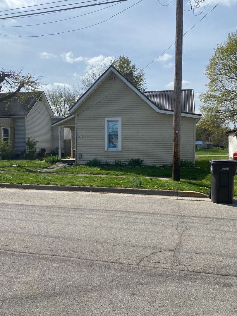 Crawfordsville House: 1017 Tuttle Ave