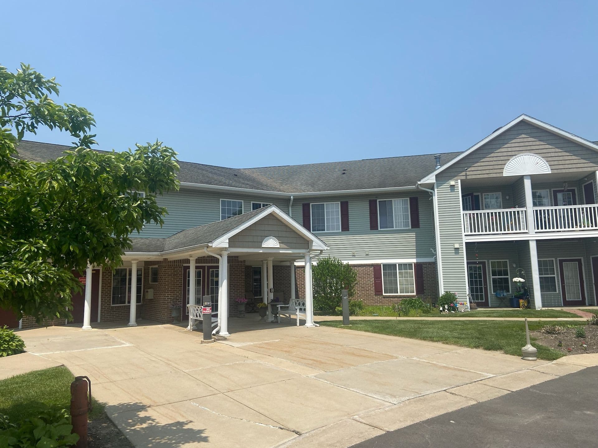 Hastings Apartment: 611 E. Woodlawn Ave
