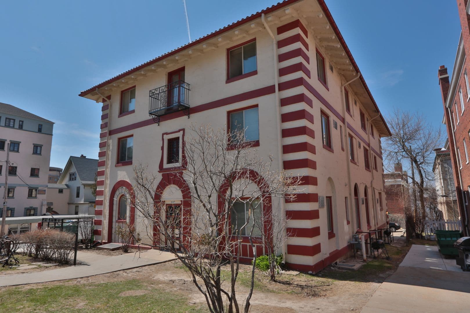 Madison Apartment: 237 W. Lakelawn Pl.