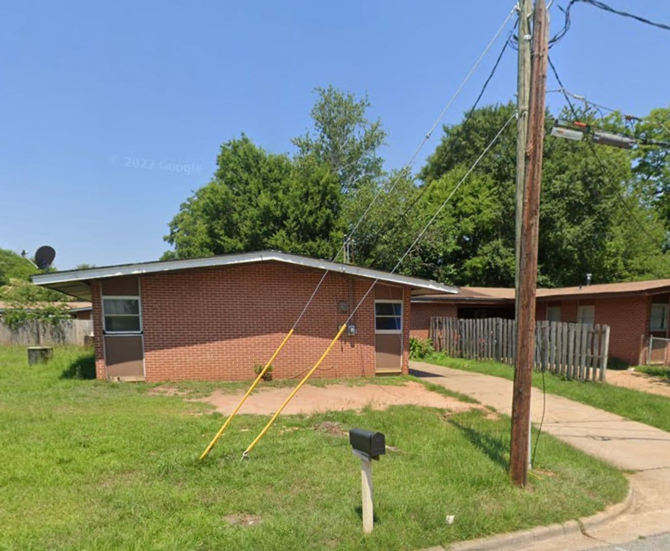 Albany House: 1907 S Flintlock Dr