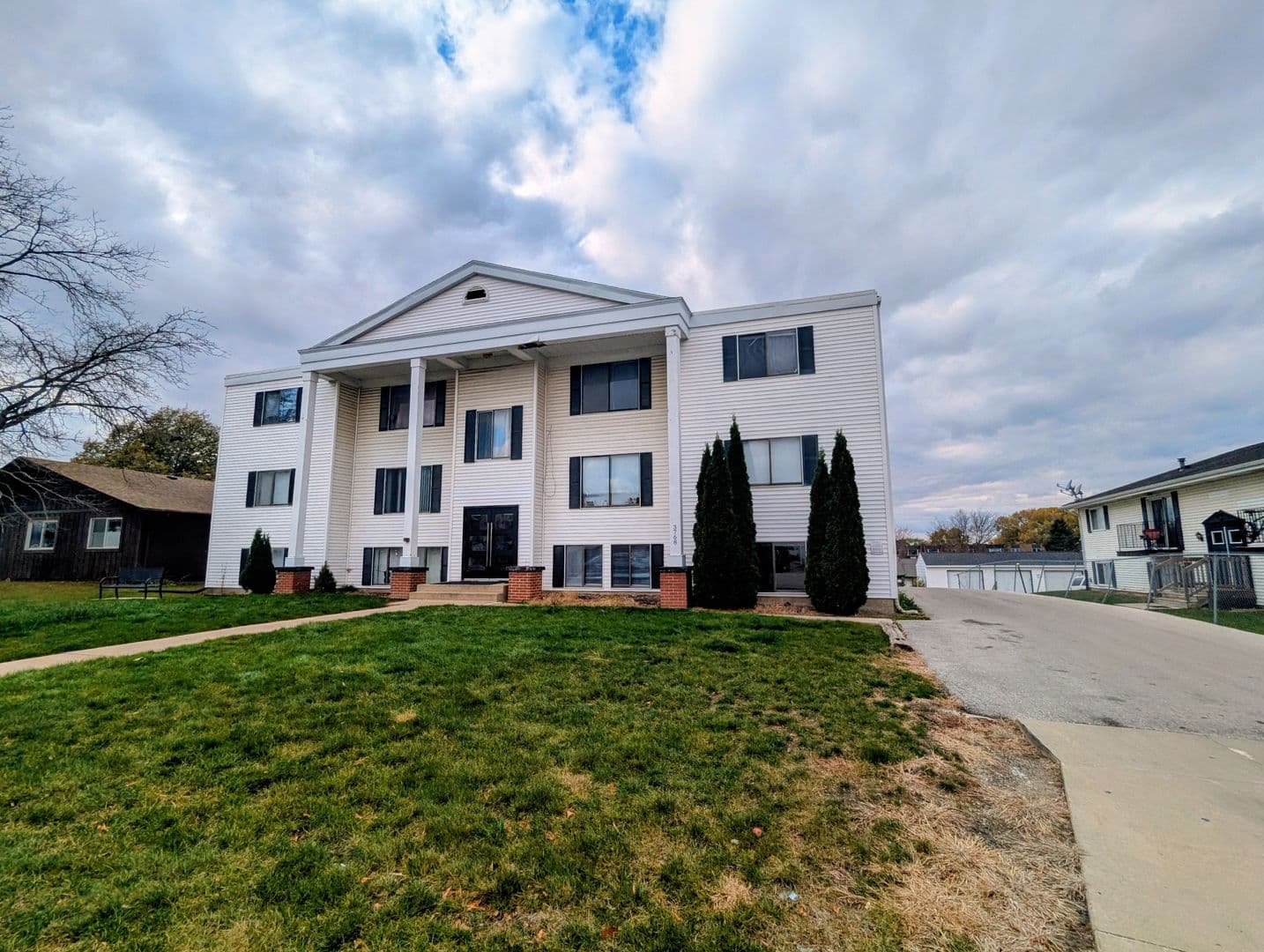 Waterloo Apartment: 3768 W 9th St