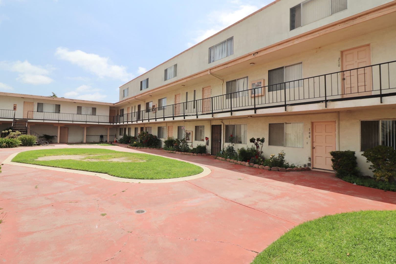 Oxnard Apartment: 1251 N G St