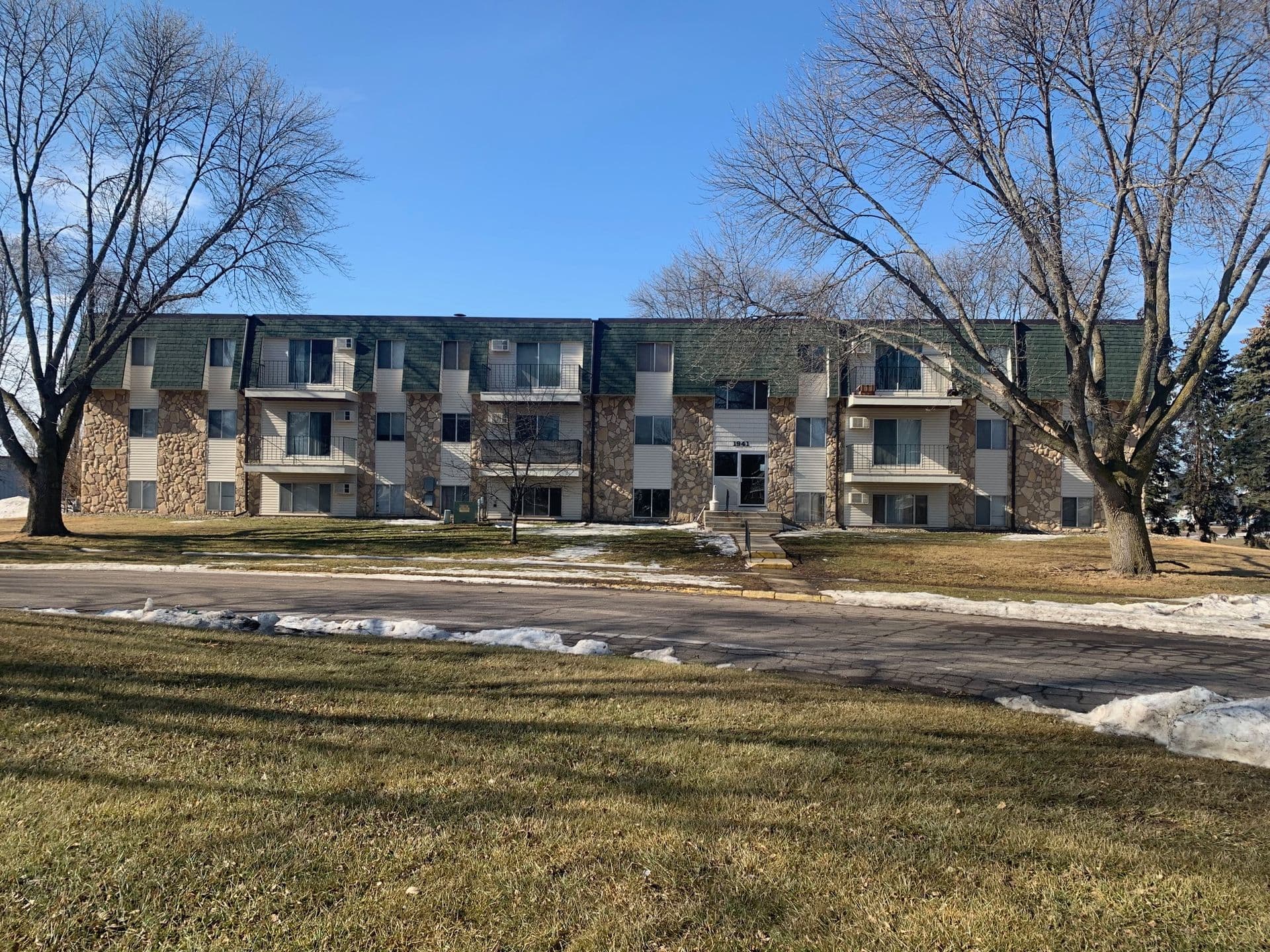 Benson Apartment: 1941 Countryside Dr