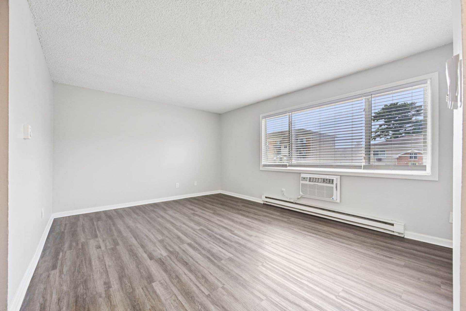 Montgomery Apartment: 800-834 Victoria Dr