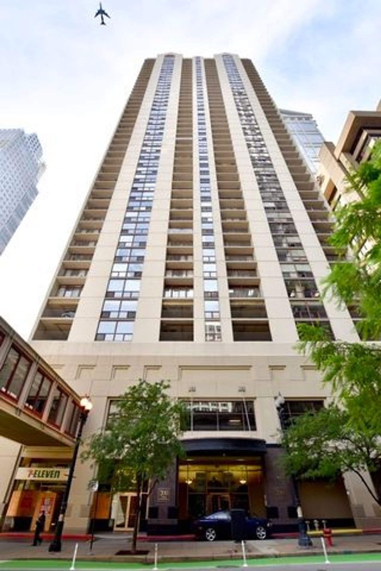 Chicago Apartment: 200 N Dearborn St