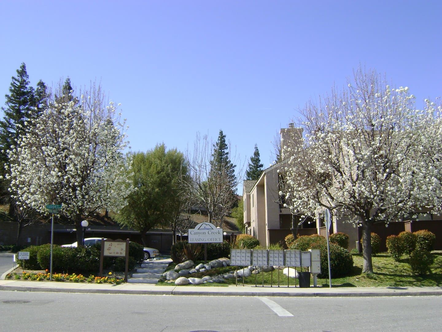 Bakersfield Apartment: 6100 Tudor Way