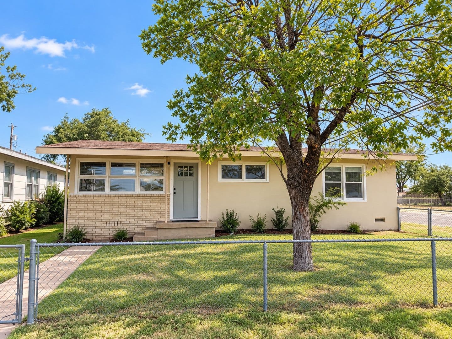 San Angelo House: 2102 Lindell