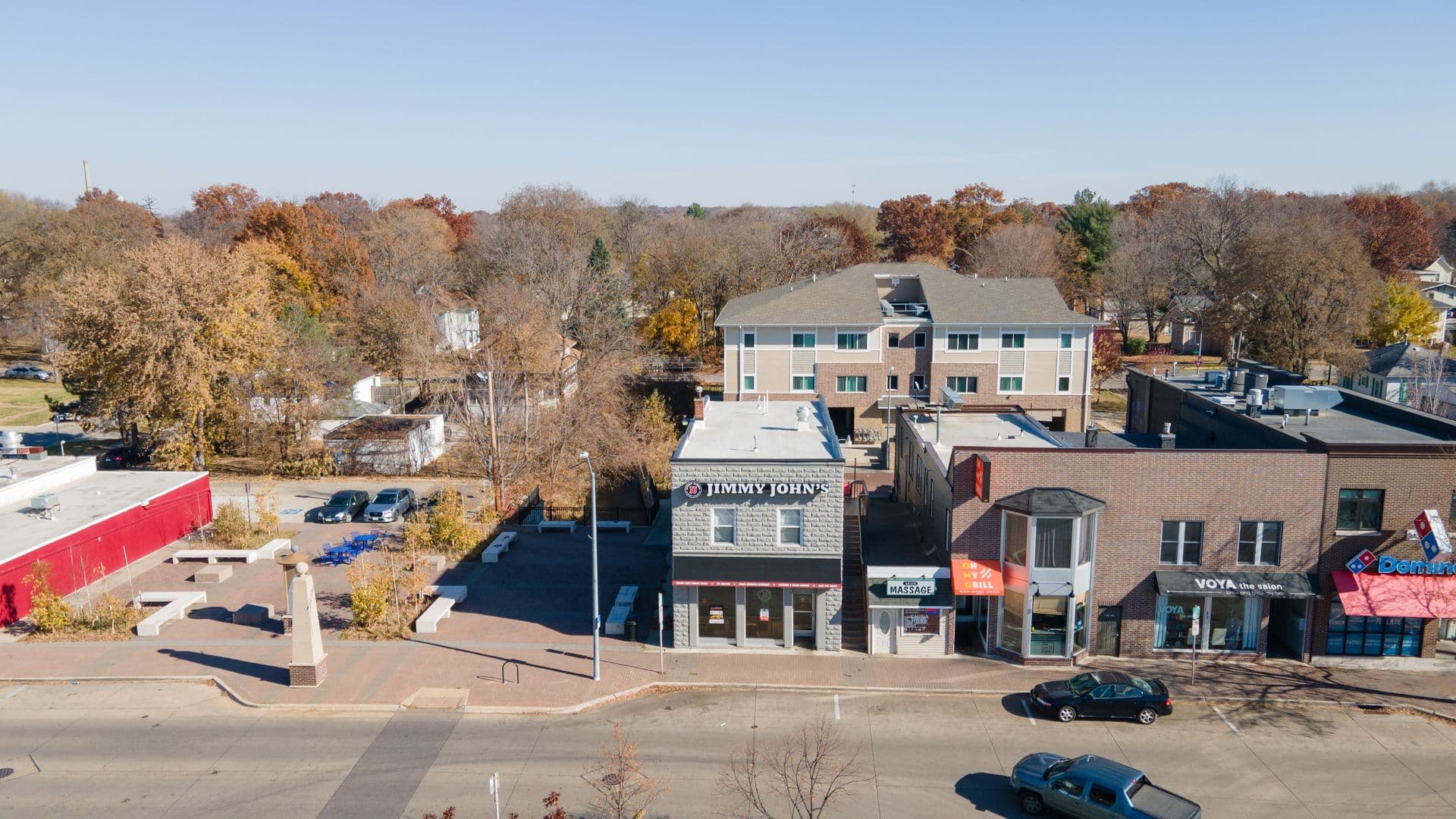 Cedar Falls Apartment: 2016 College St