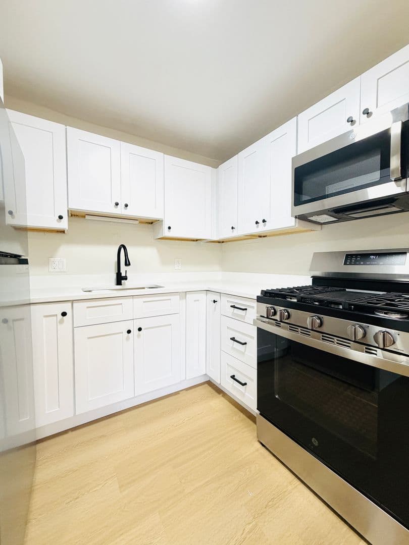 West Warwick Apartment: 37 Vine St