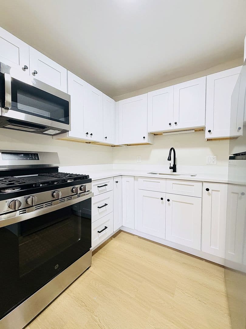 West Warwick Apartment: 37 Vine St