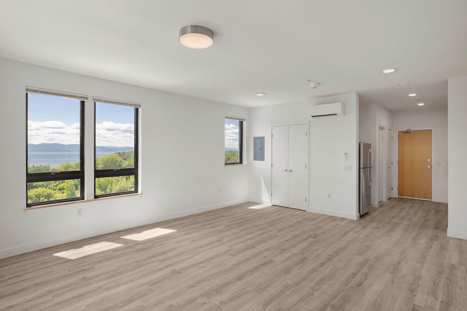 Burlington Apartment: 70 Cambrian Way