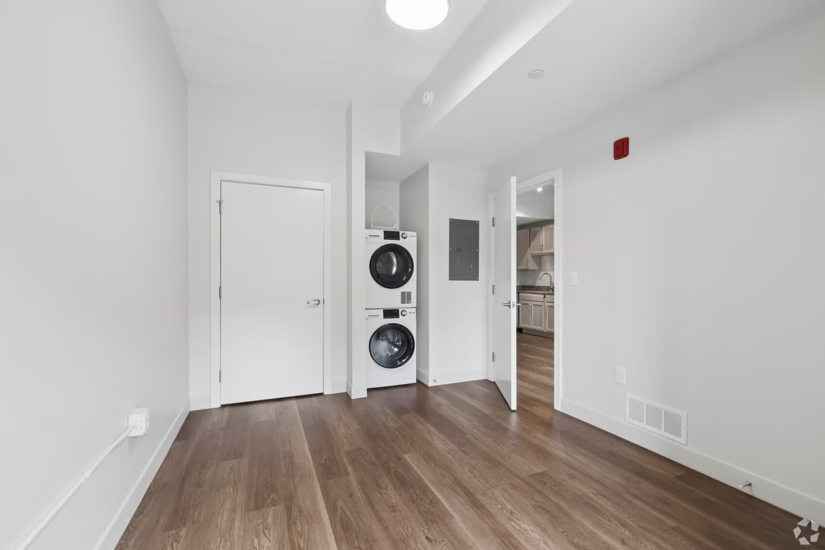 Grand Rapids Apartment: 1359 Plainfield Ave NE