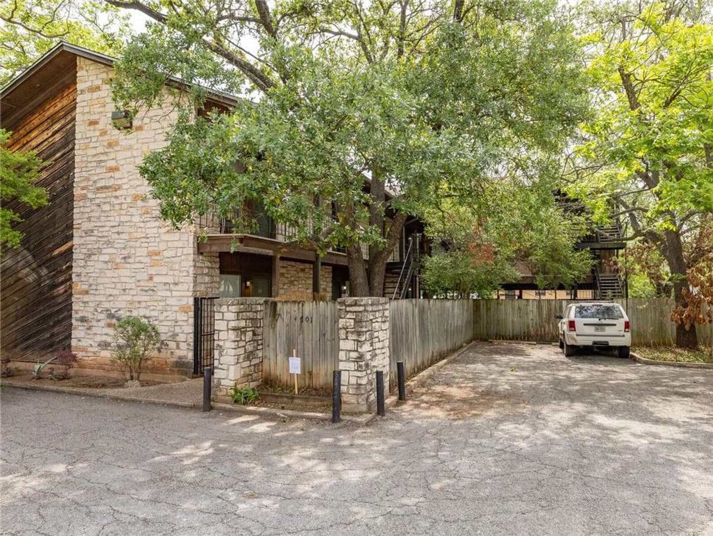 Austin House: 4701 Red River #302