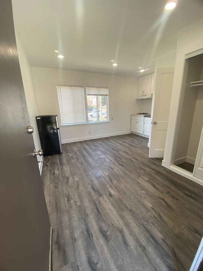 Los Angeles Apartment: 228 S. Lake St.