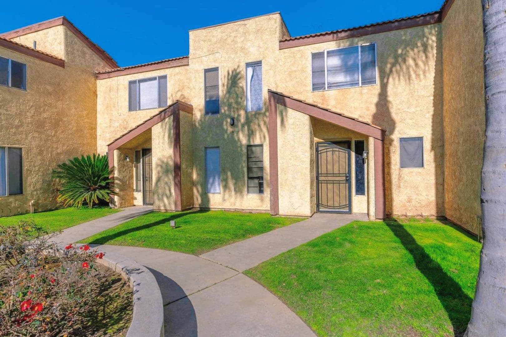 Visalia Apartment: 815 S. Demaree St
