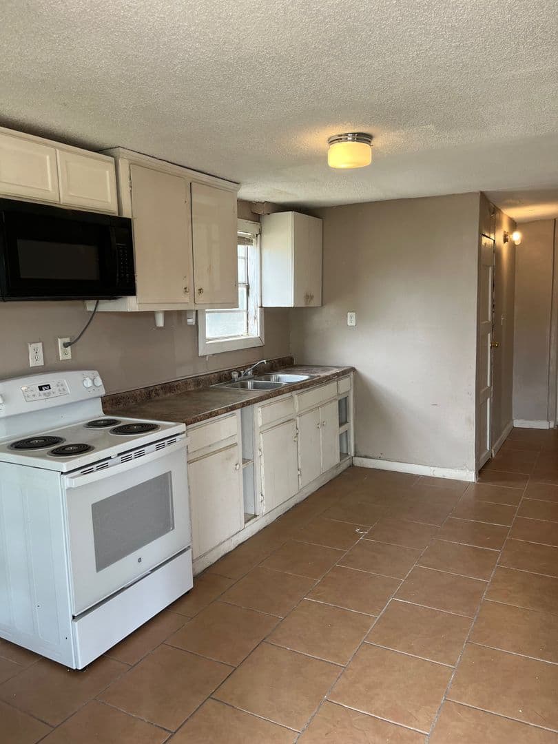 Longview Apartment: 906 E Cotton St.
