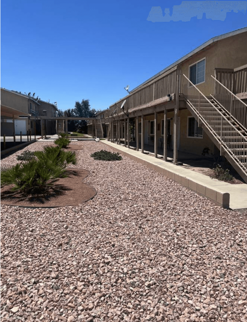 Adelanto Apartment: 18488-98 Montezuma St.