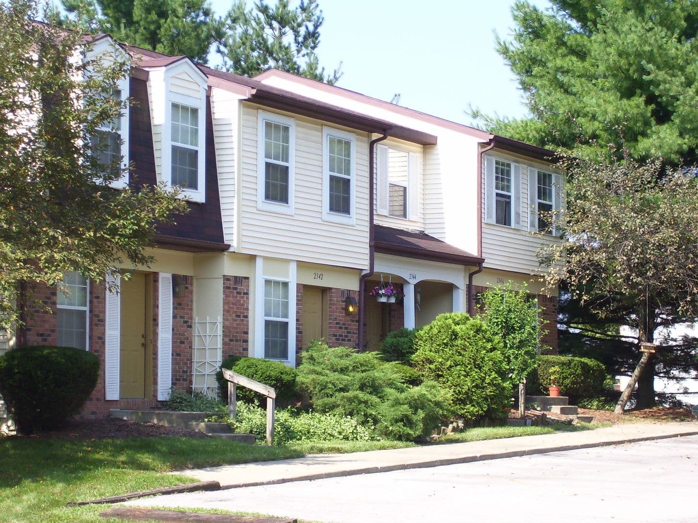 Bloomington House: 2344 S Burberry Lane