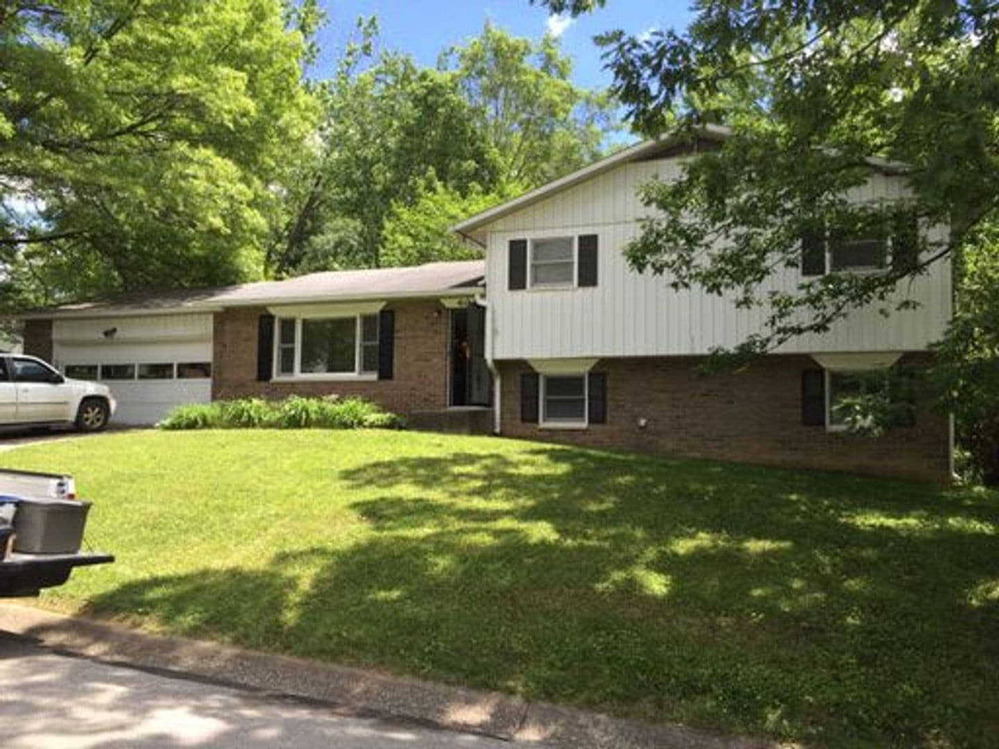 Bloomington House: 404 N Sheffield Drive